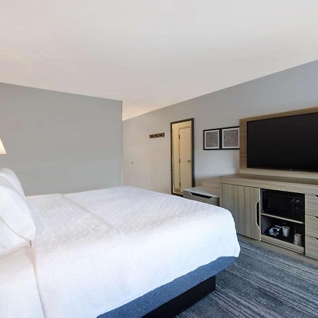 Hampton Inn Ийсли Екстериор снимка