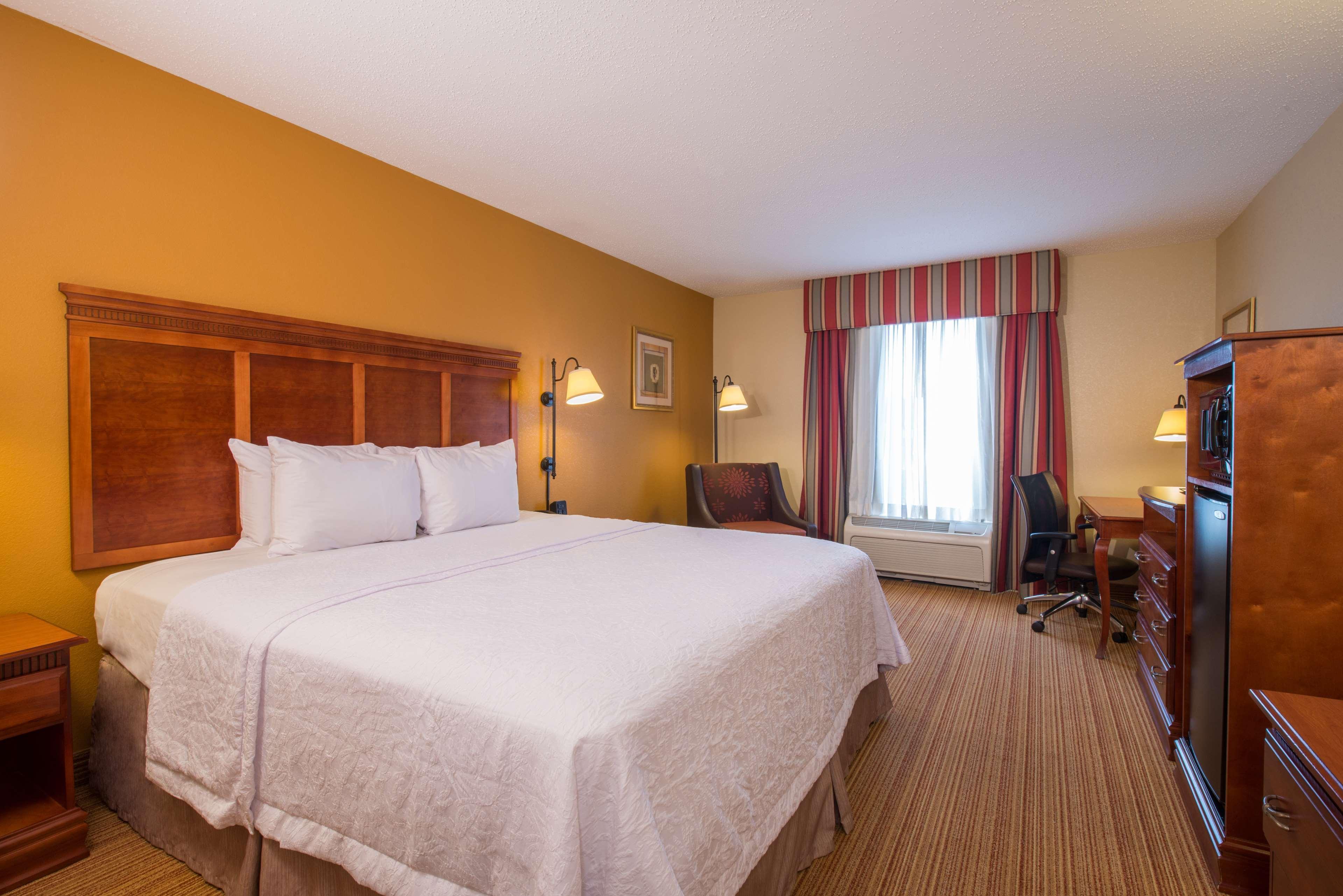 Hampton Inn Ийсли Екстериор снимка