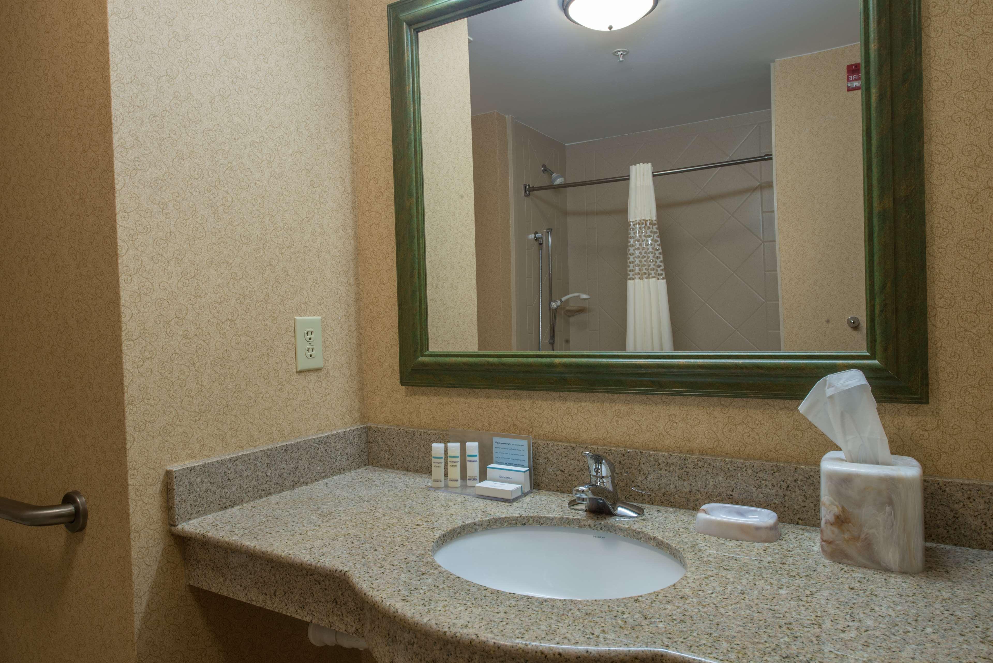 Hampton Inn Ийсли Екстериор снимка