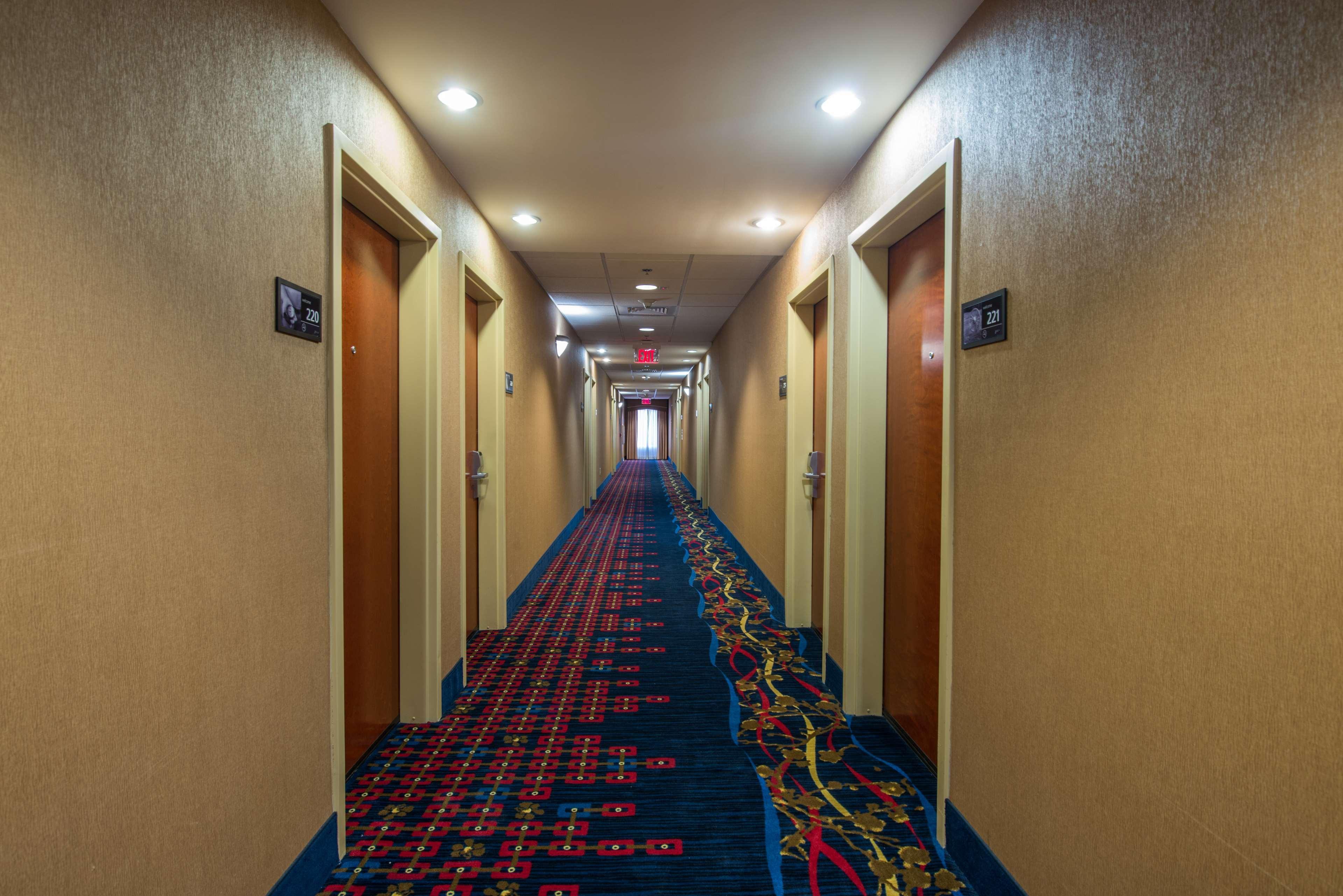 Hampton Inn Ийсли Екстериор снимка