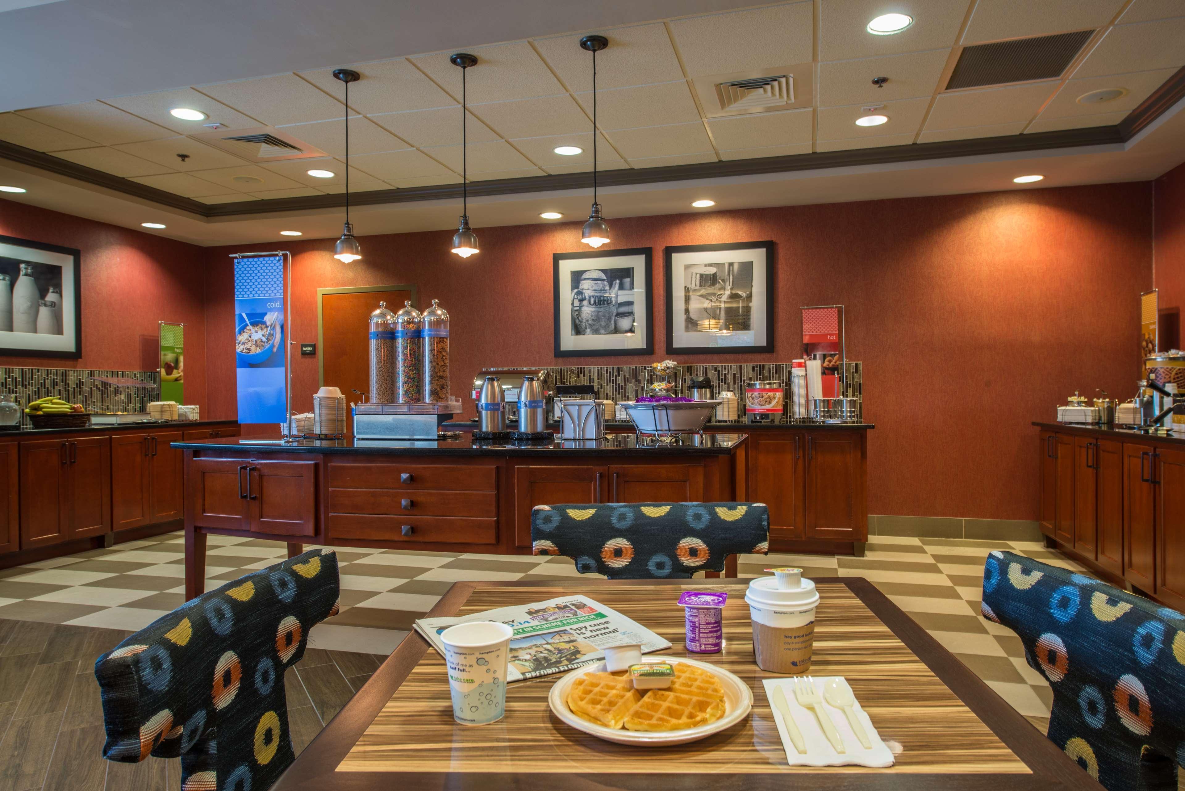 Hampton Inn Ийсли Екстериор снимка