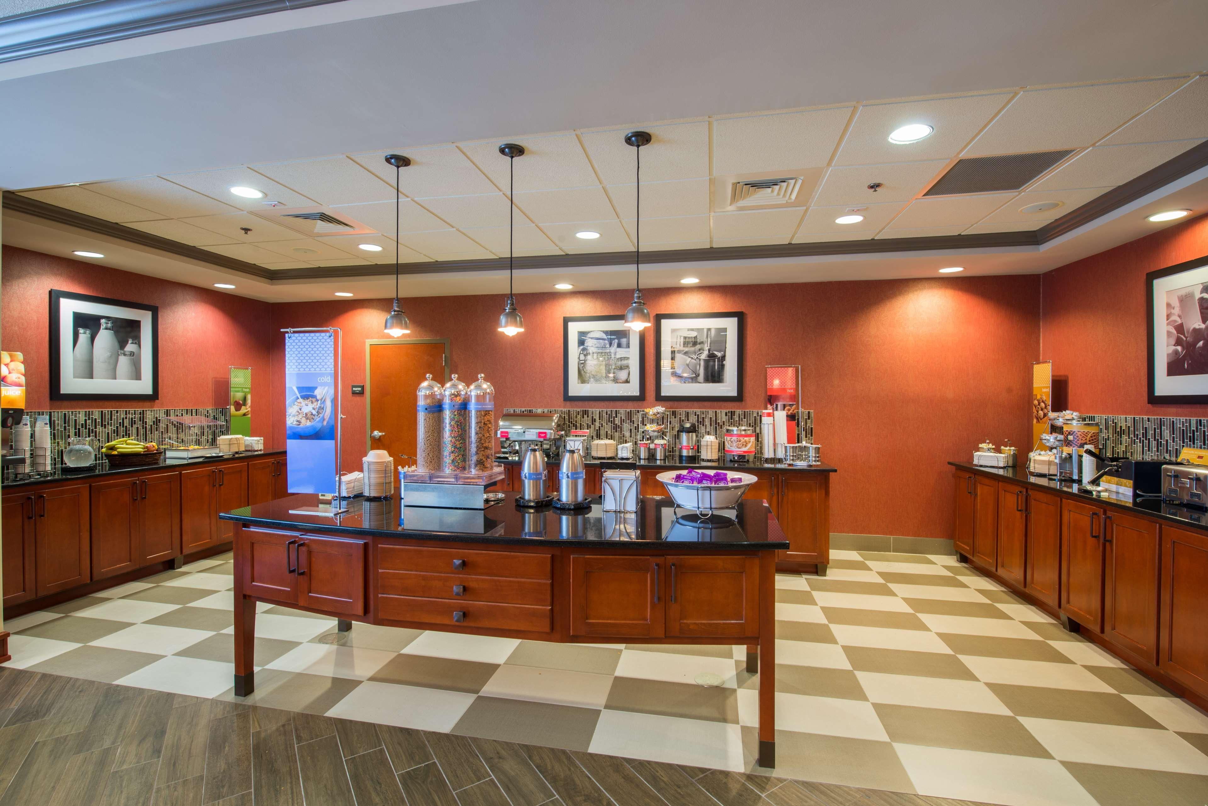 Hampton Inn Ийсли Екстериор снимка