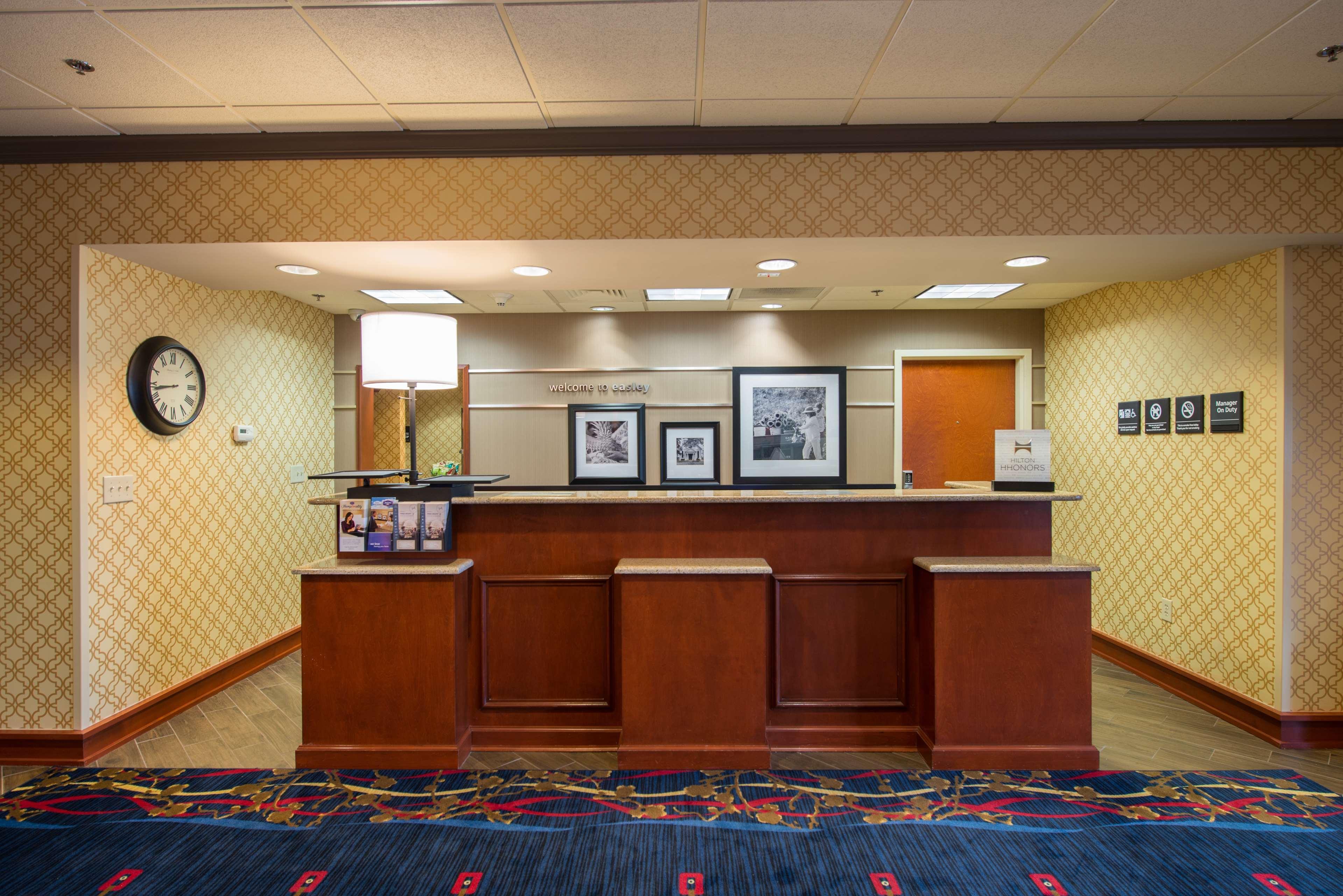 Hampton Inn Ийсли Екстериор снимка