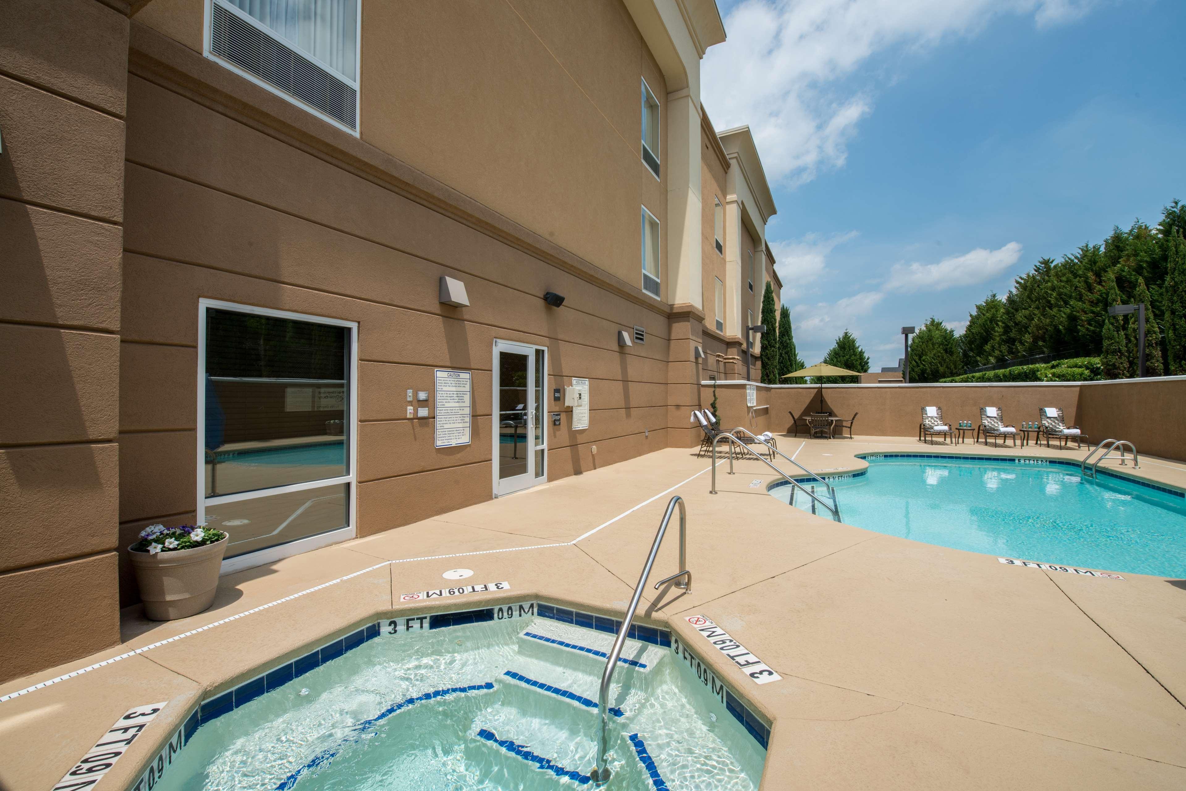 Hampton Inn Ийсли Екстериор снимка