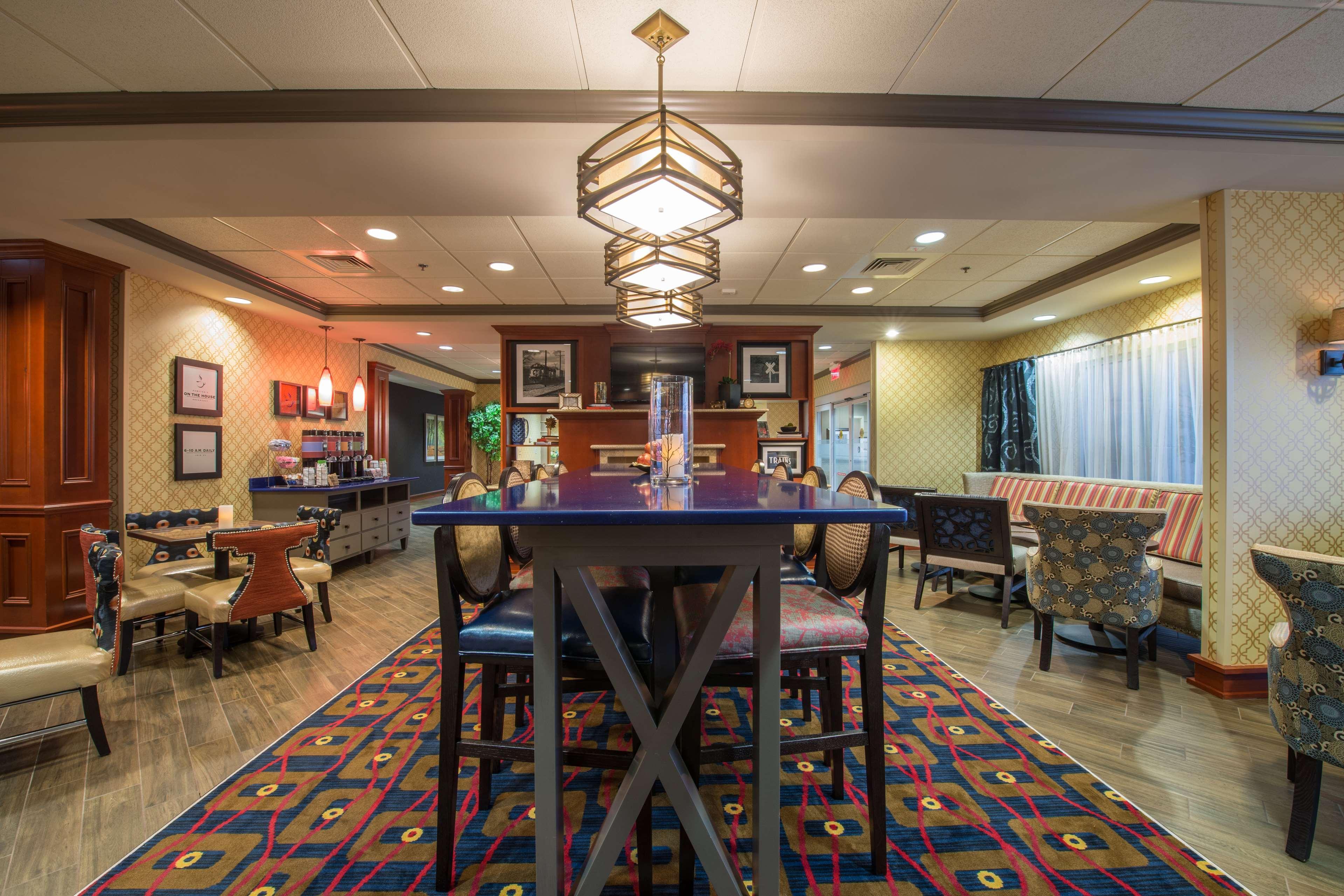 Hampton Inn Ийсли Екстериор снимка