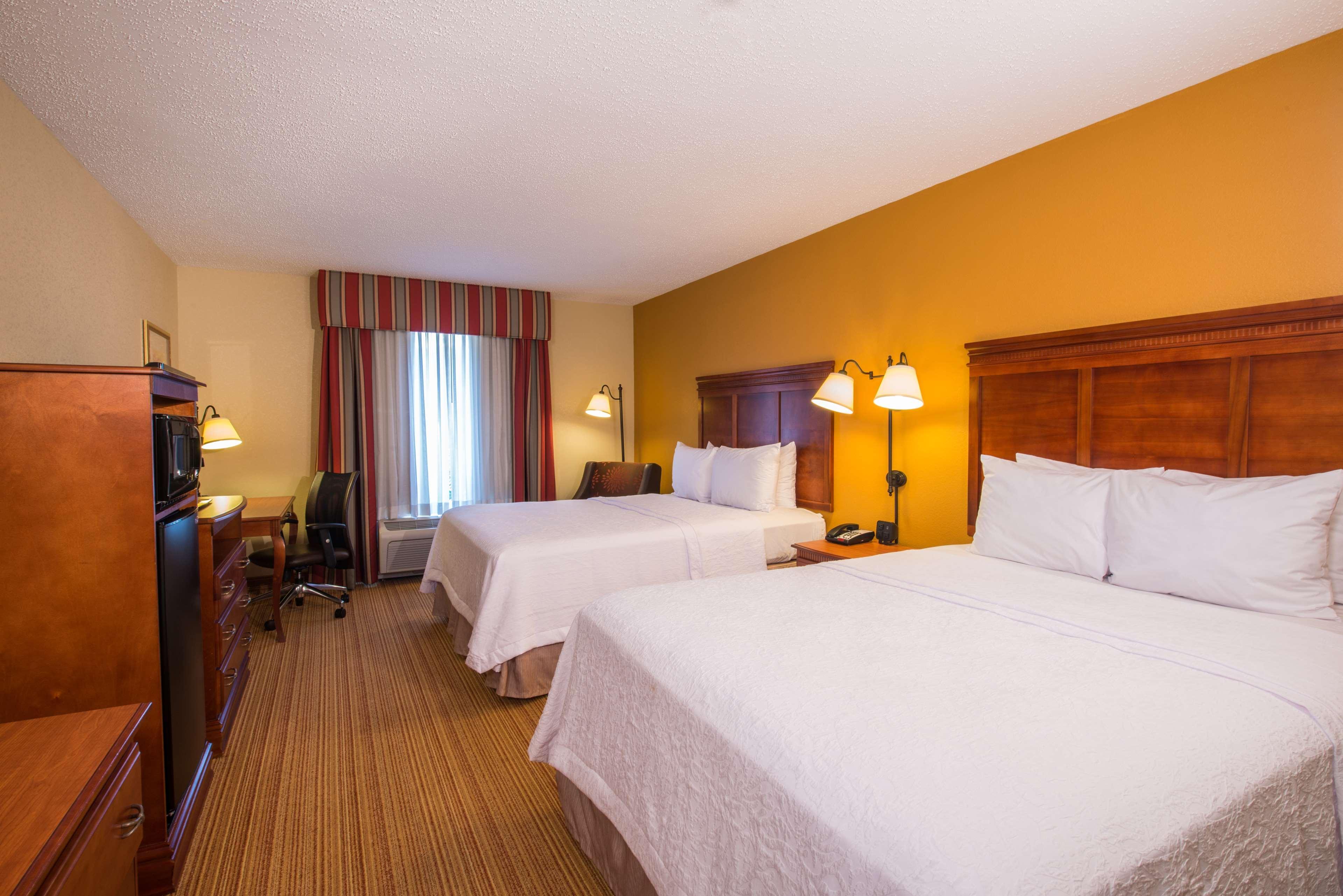 Hampton Inn Ийсли Екстериор снимка