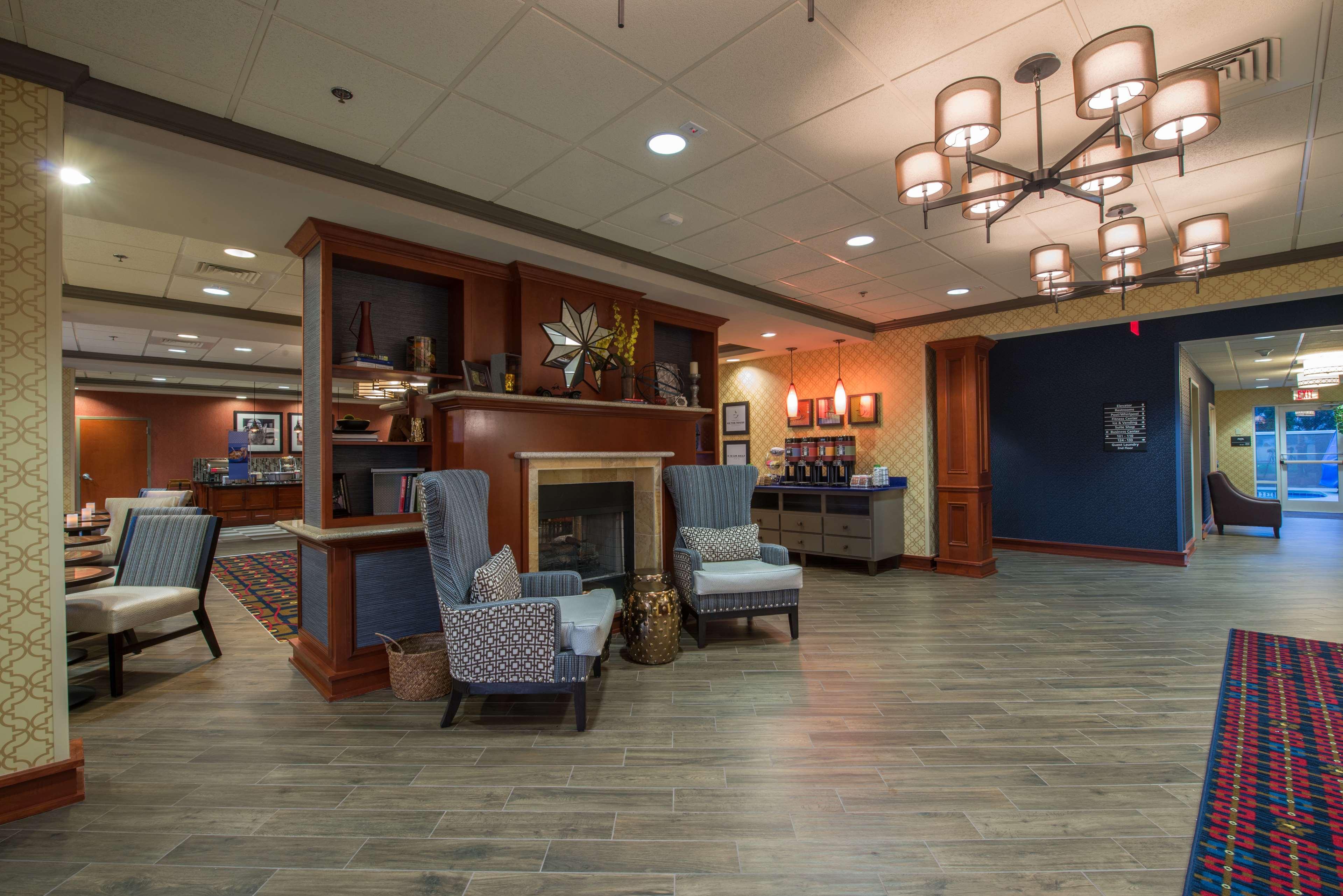 Hampton Inn Ийсли Екстериор снимка