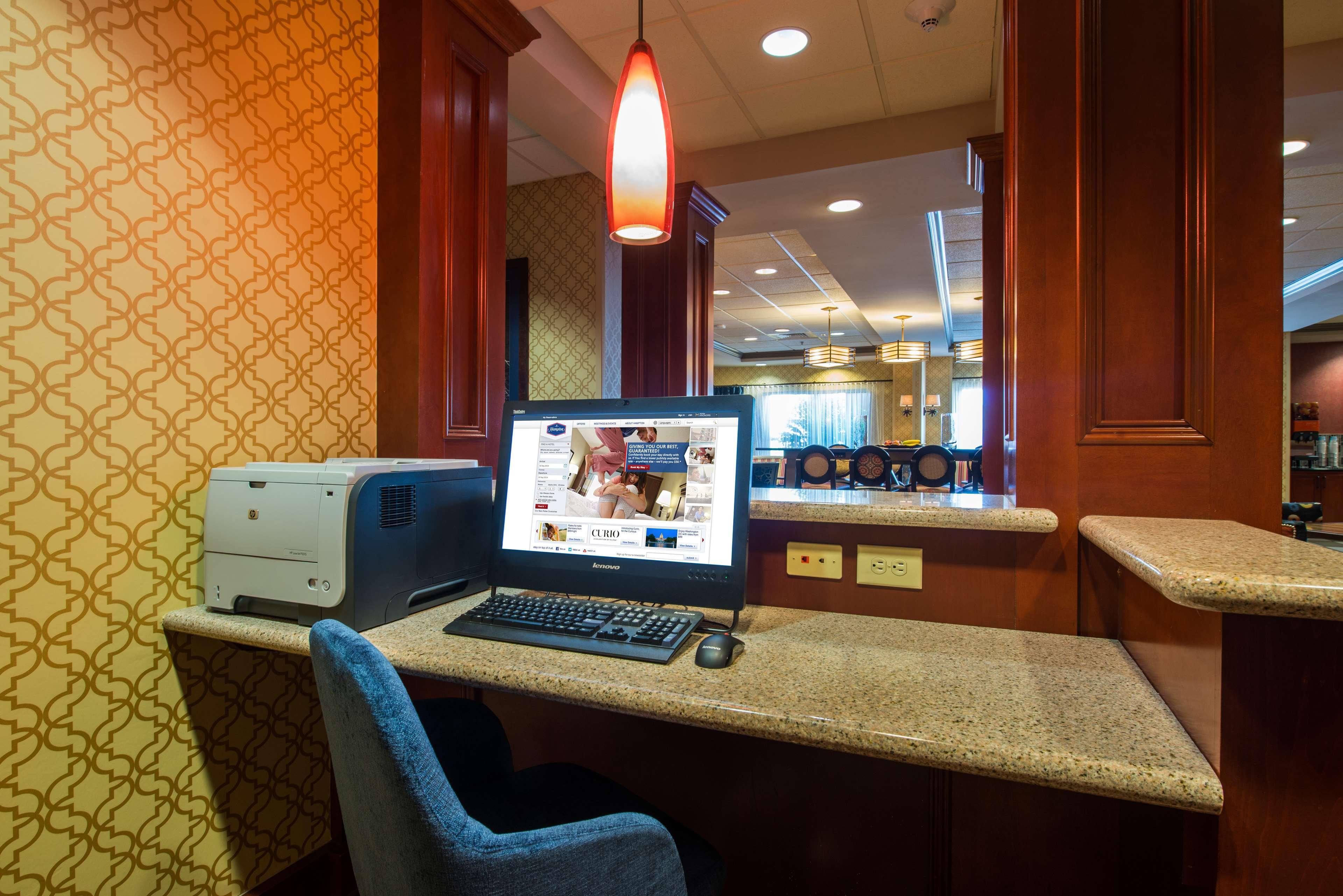 Hampton Inn Ийсли Екстериор снимка