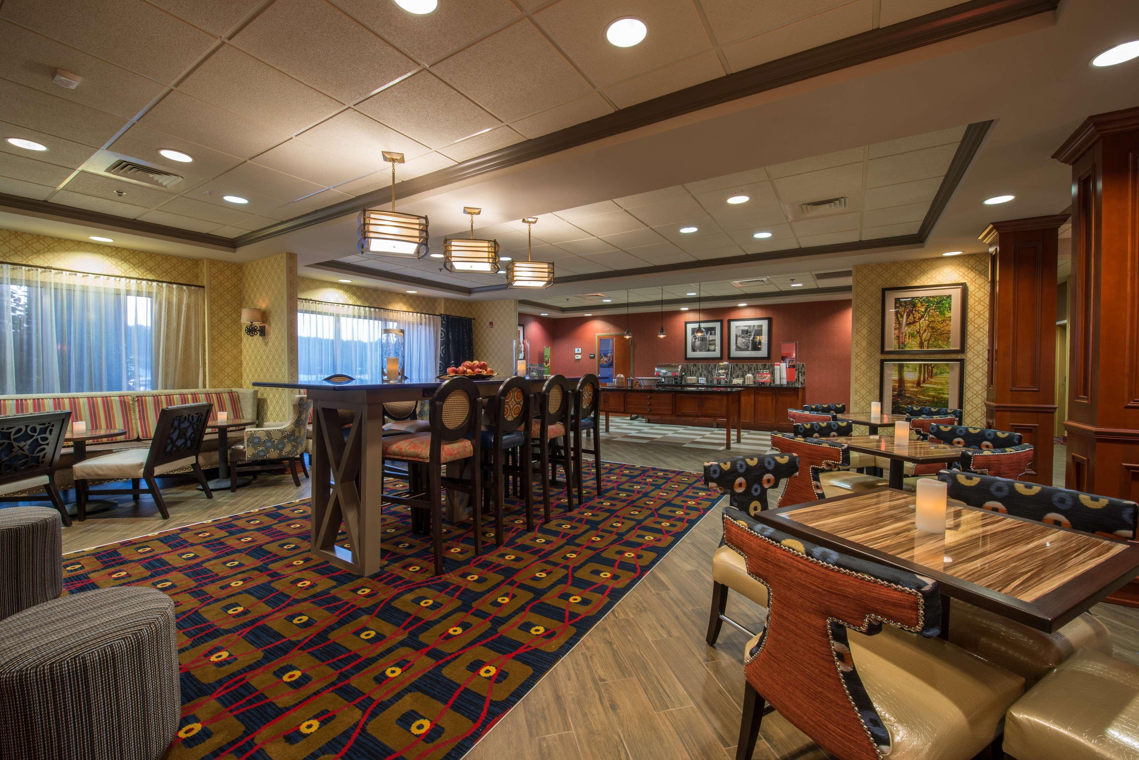 Hampton Inn Ийсли Екстериор снимка