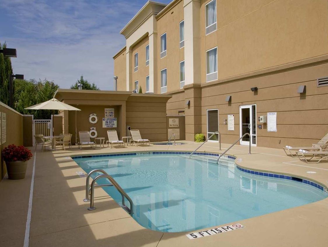 Hampton Inn Ийсли Екстериор снимка