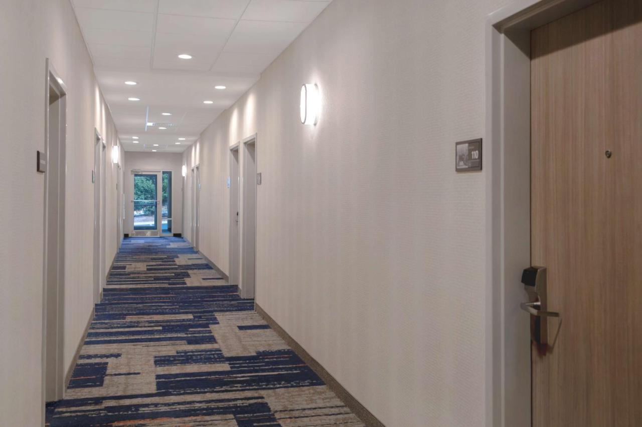 Hampton Inn Ийсли Екстериор снимка