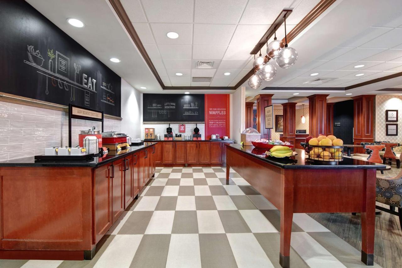 Hampton Inn Ийсли Екстериор снимка