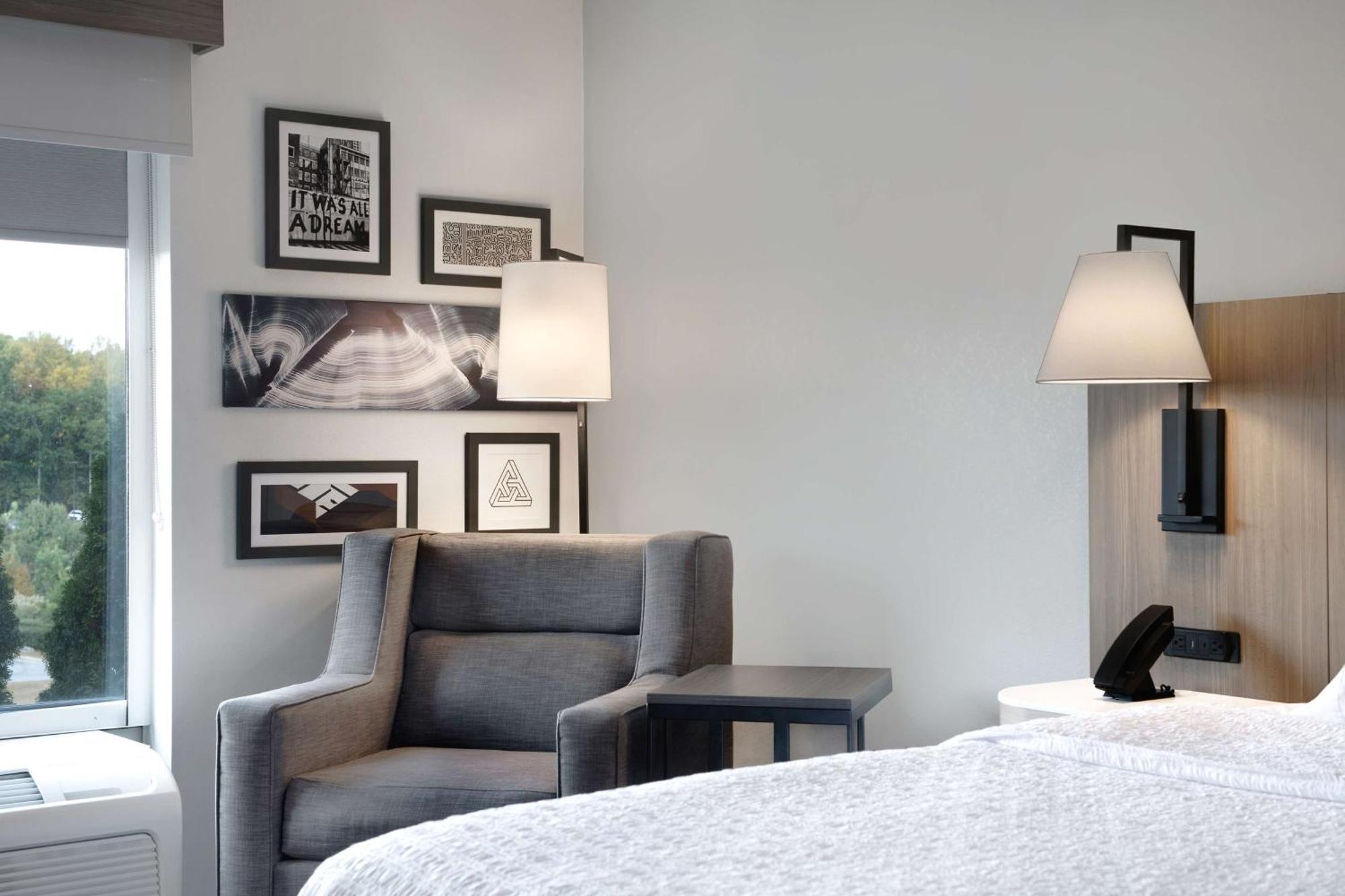 Hampton Inn Ийсли Екстериор снимка