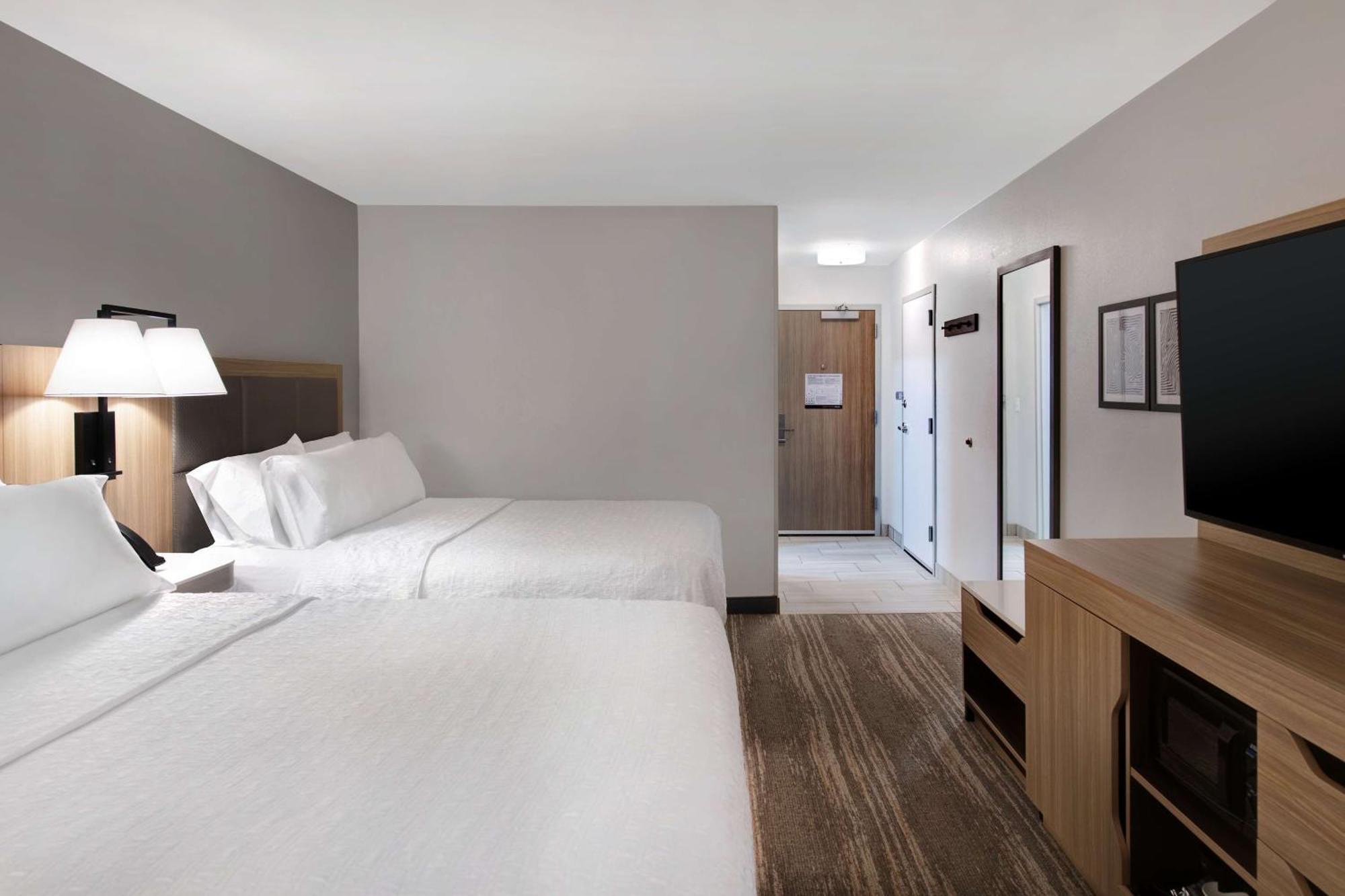 Hampton Inn Ийсли Екстериор снимка