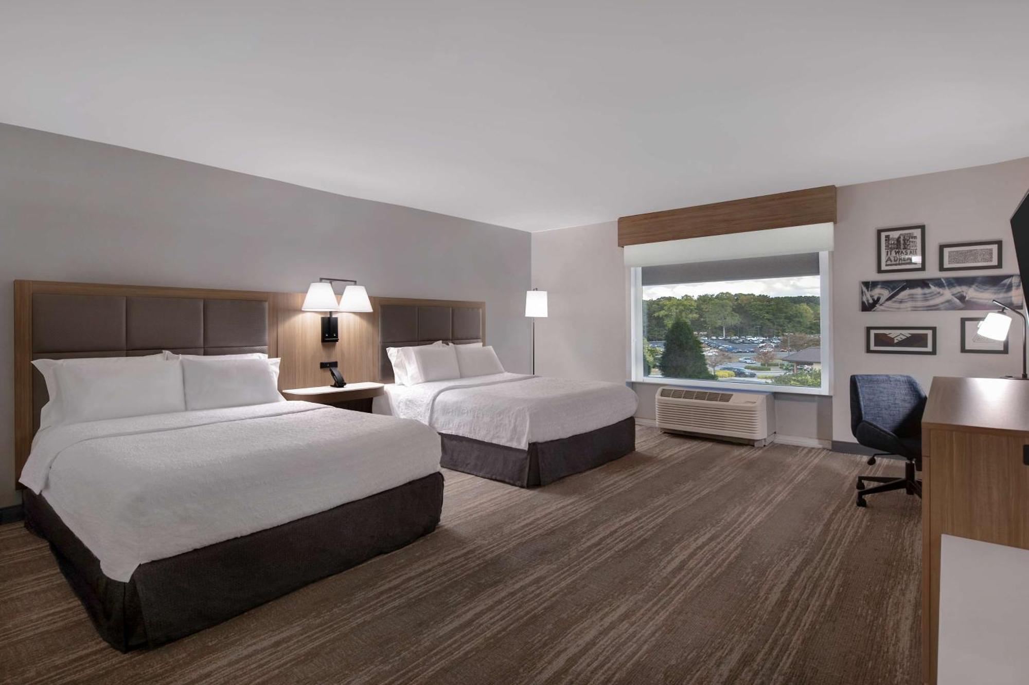 Hampton Inn Ийсли Екстериор снимка