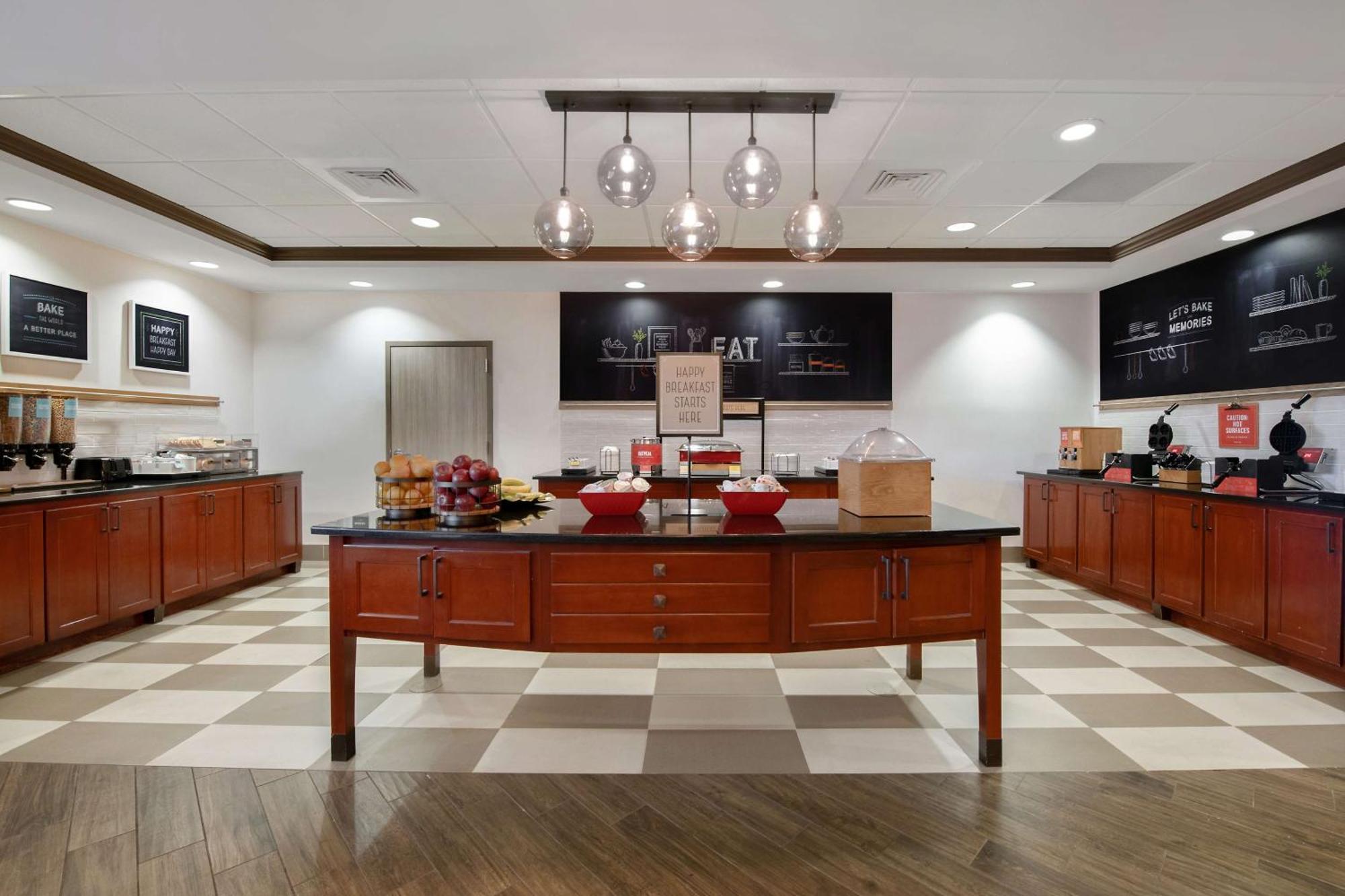 Hampton Inn Ийсли Екстериор снимка
