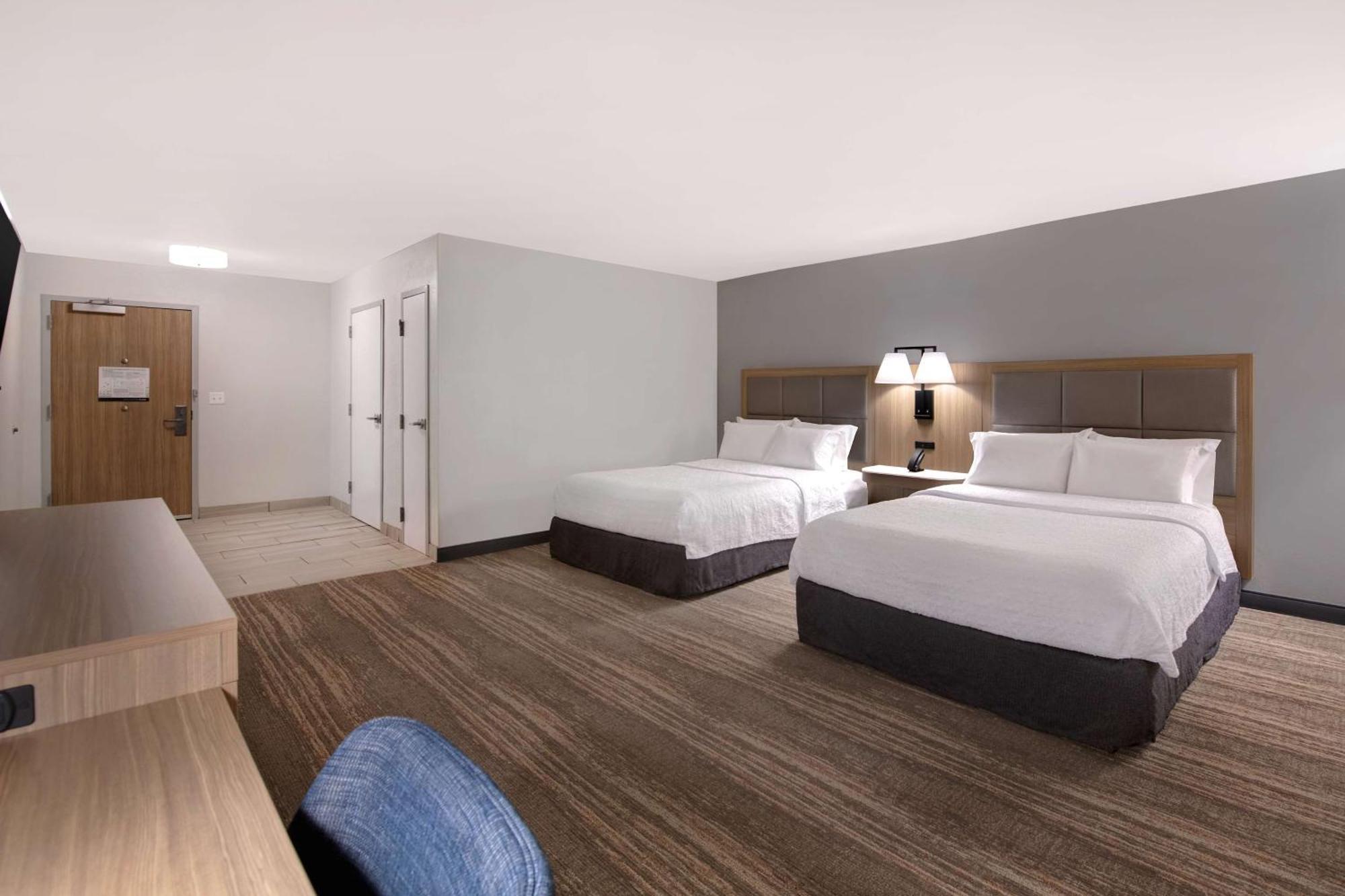 Hampton Inn Ийсли Екстериор снимка
