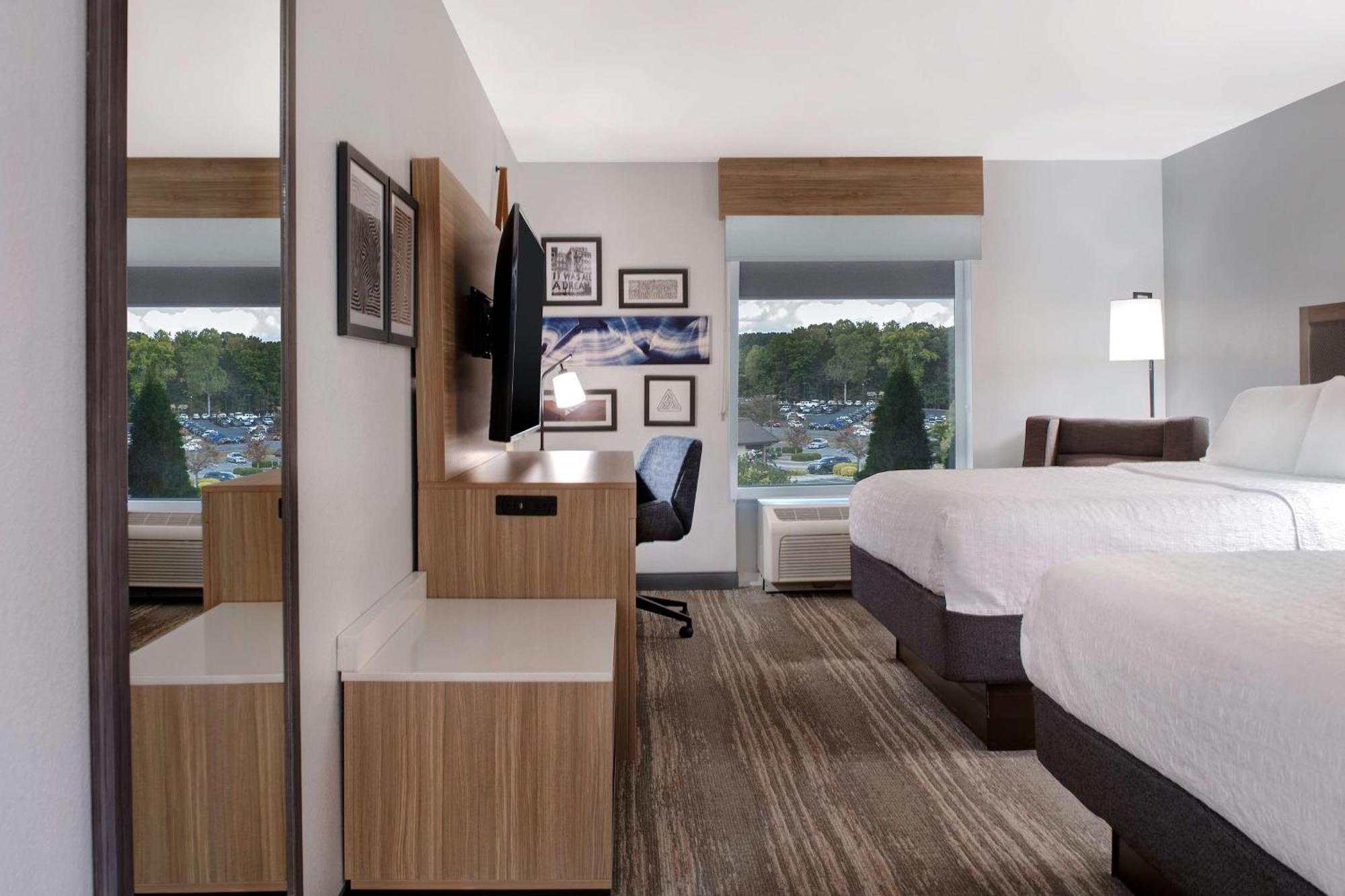 Hampton Inn Ийсли Екстериор снимка