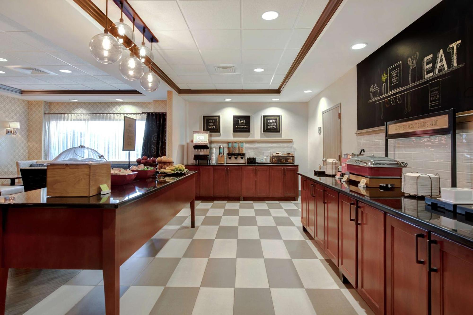 Hampton Inn Ийсли Екстериор снимка