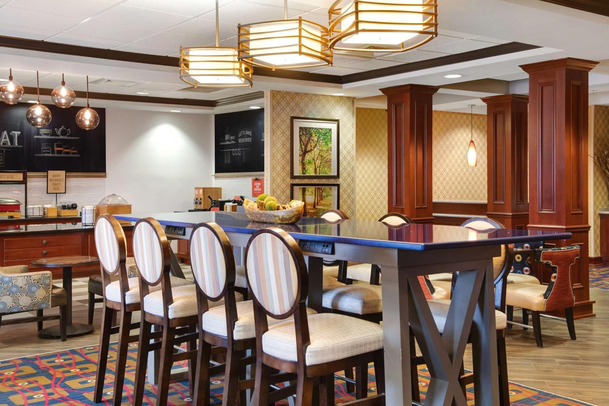 Hampton Inn Ийсли Екстериор снимка