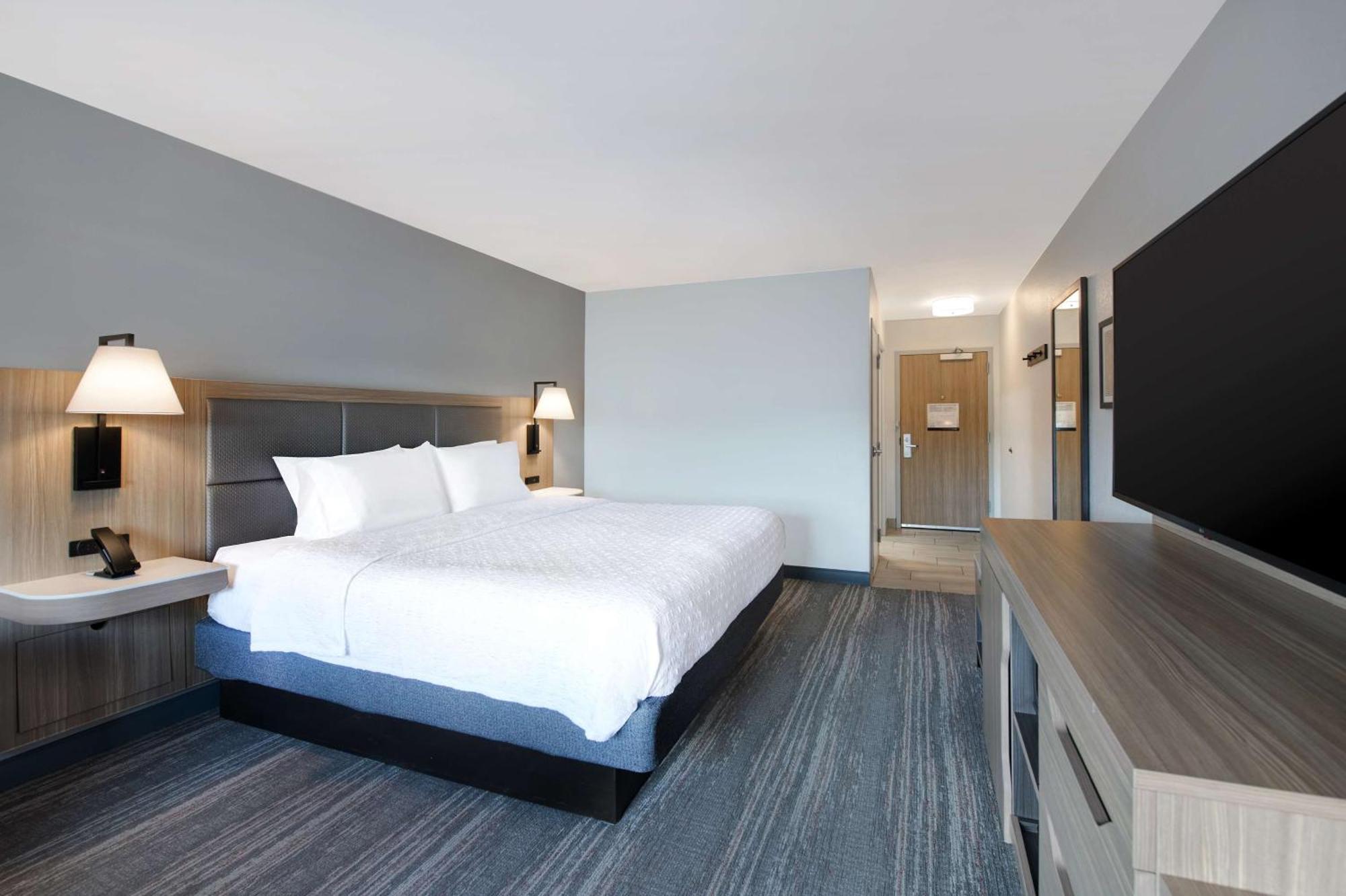 Hampton Inn Ийсли Екстериор снимка