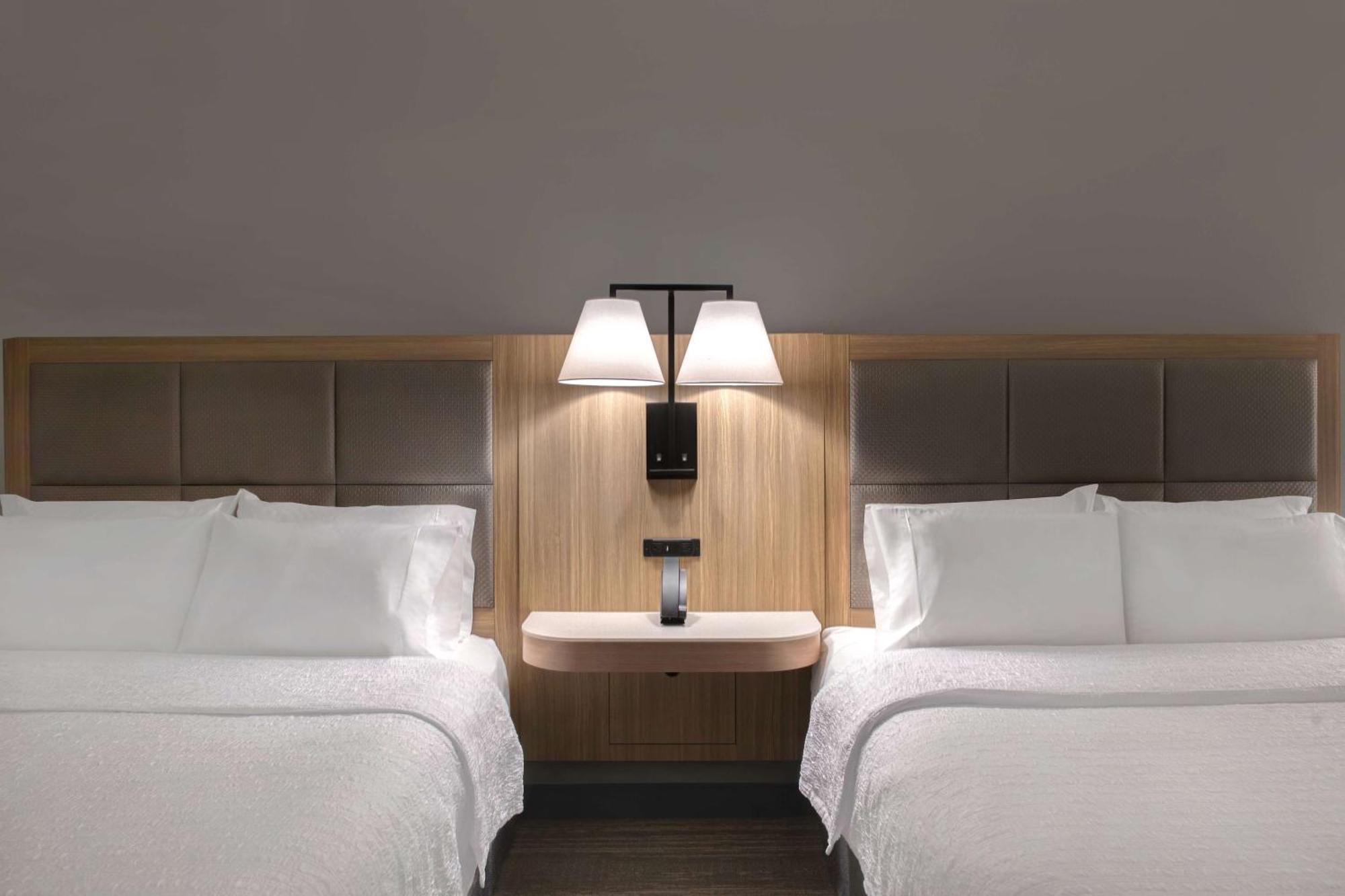 Hampton Inn Ийсли Екстериор снимка