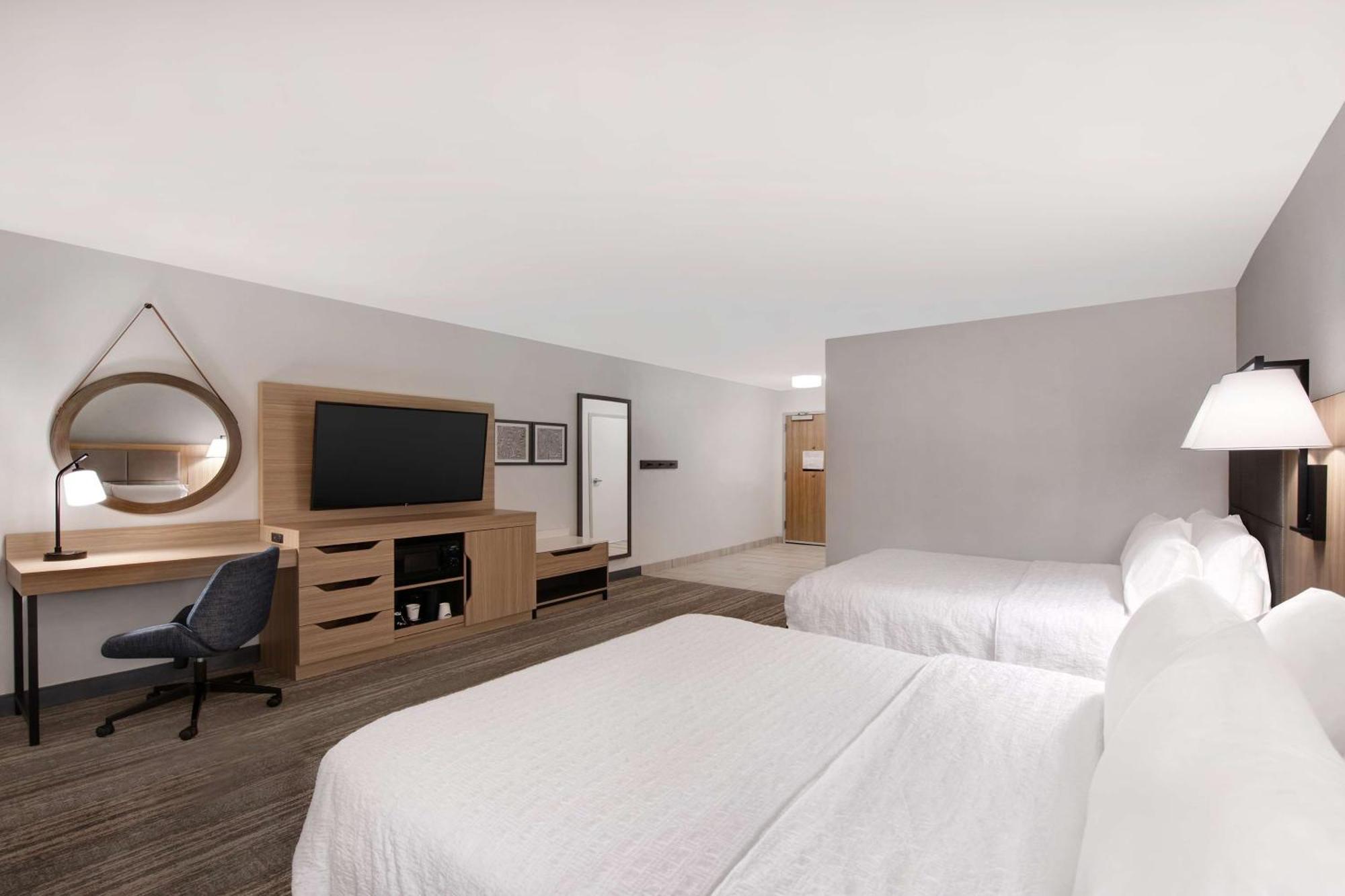 Hampton Inn Ийсли Екстериор снимка