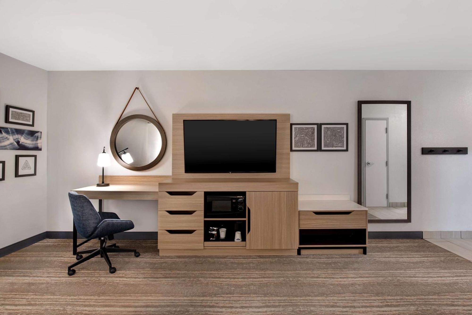 Hampton Inn Ийсли Екстериор снимка