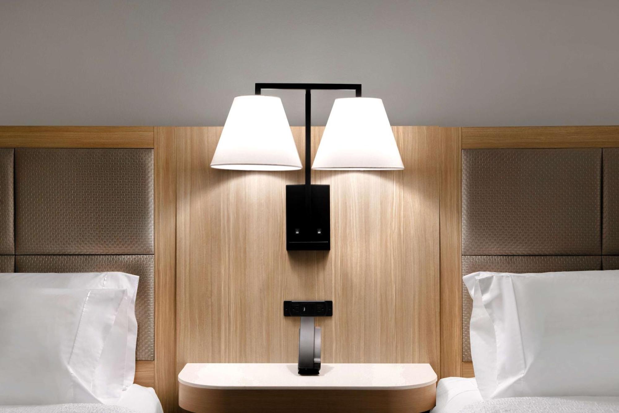 Hampton Inn Ийсли Екстериор снимка