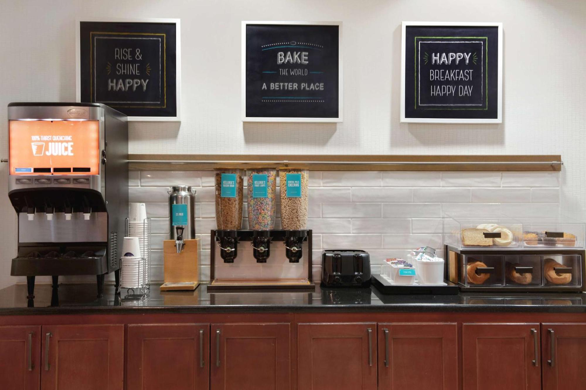 Hampton Inn Ийсли Екстериор снимка