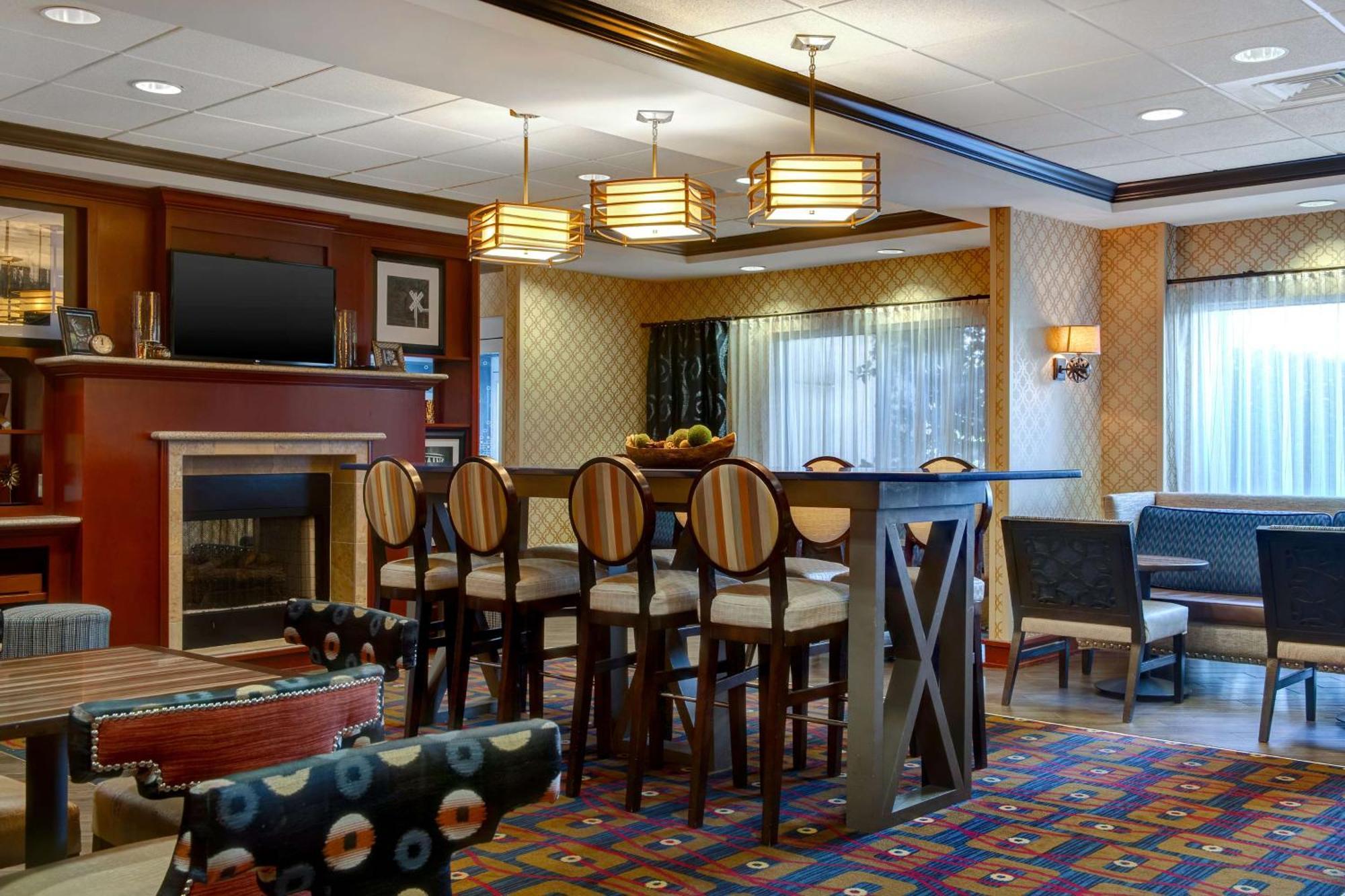 Hampton Inn Ийсли Екстериор снимка