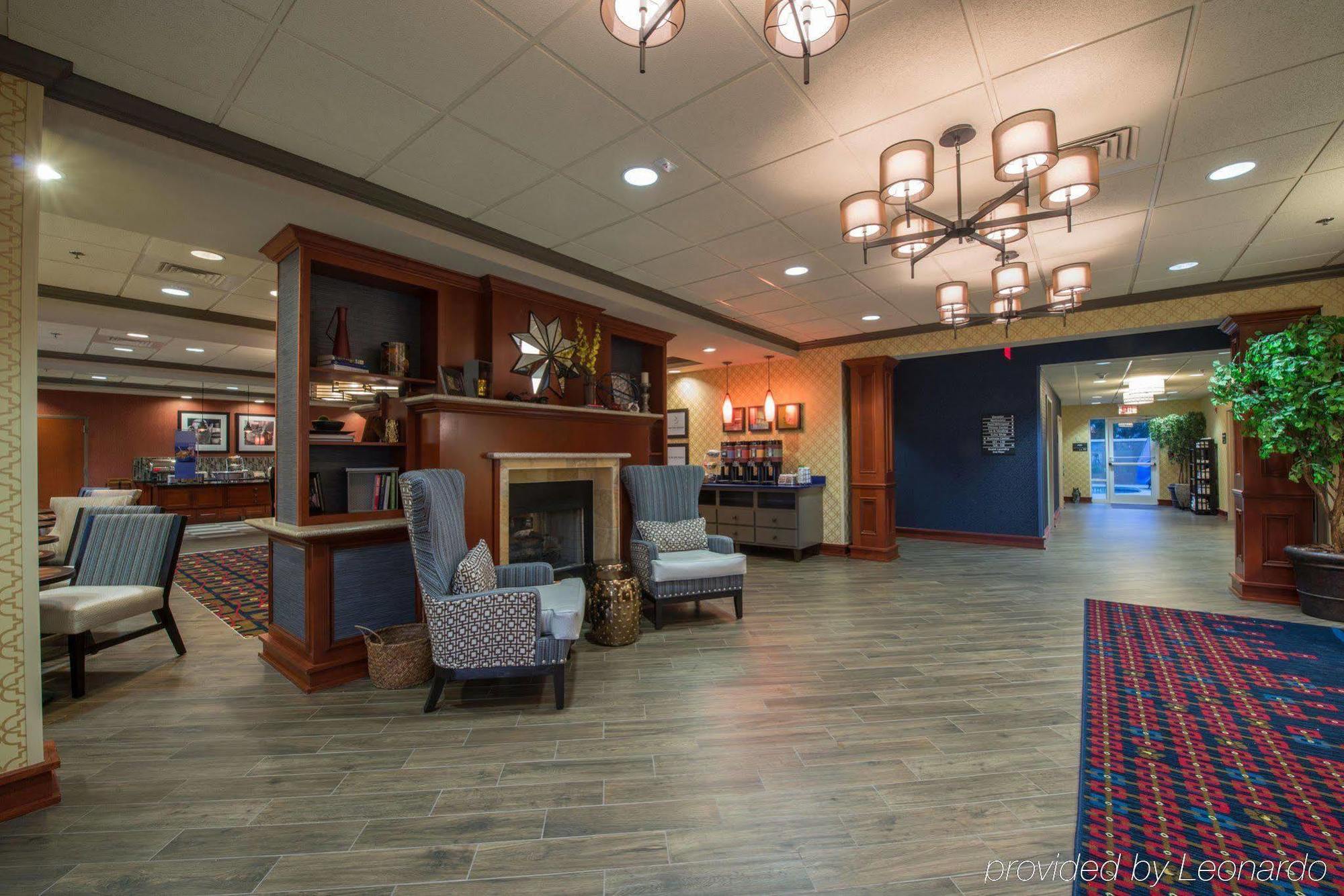 Hampton Inn Ийсли Екстериор снимка