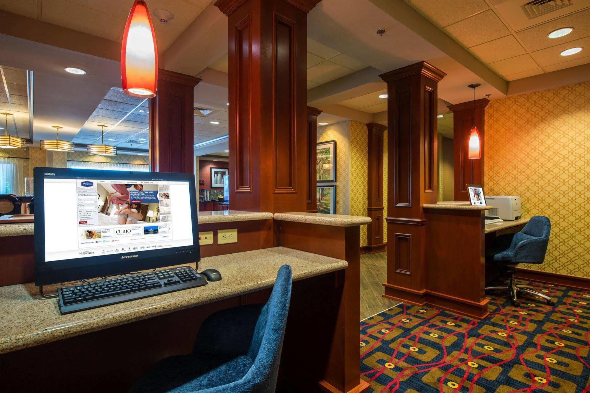 Hampton Inn Ийсли Екстериор снимка