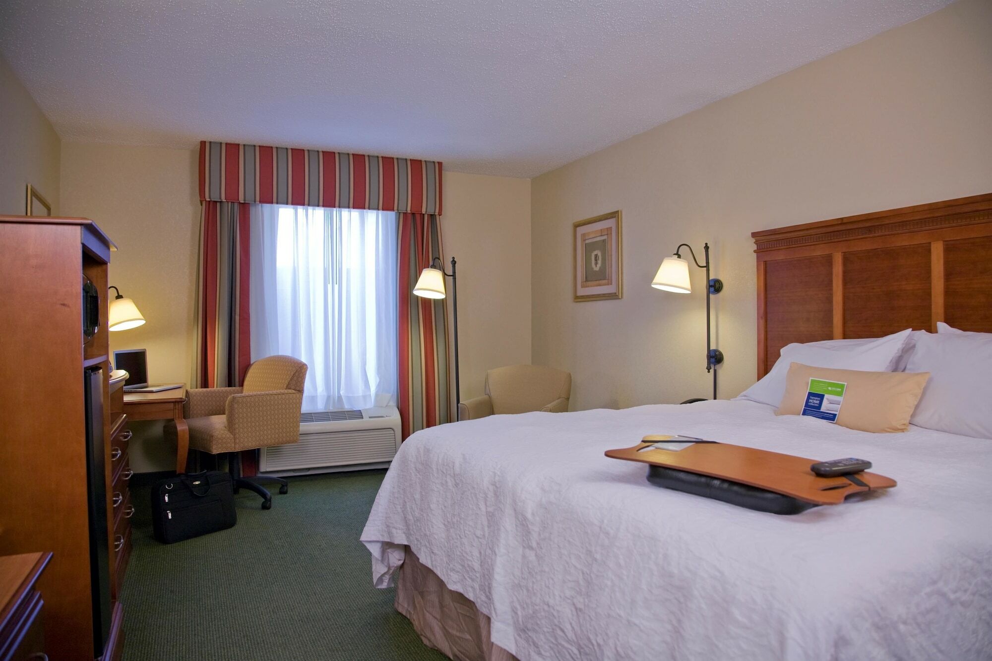 Hampton Inn Ийсли Екстериор снимка